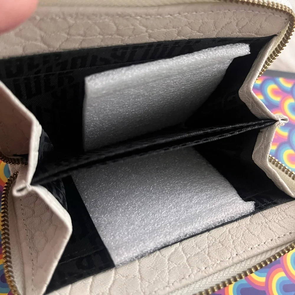 ✨Kurt Geiger White Pebbled Wallet with Gold Detail - Picture 2 of 6